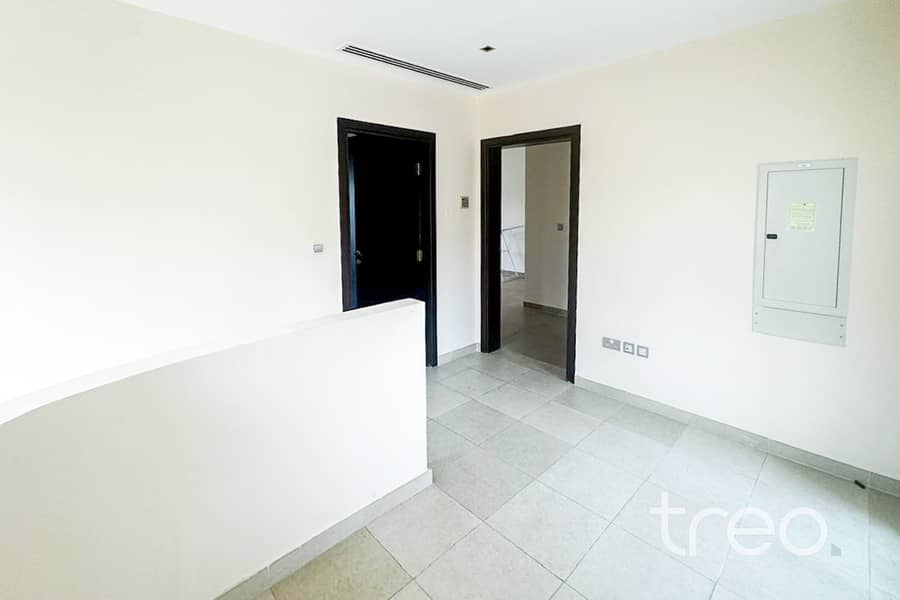 Large Plot | Beautiful Villa | Vacant - Image 8