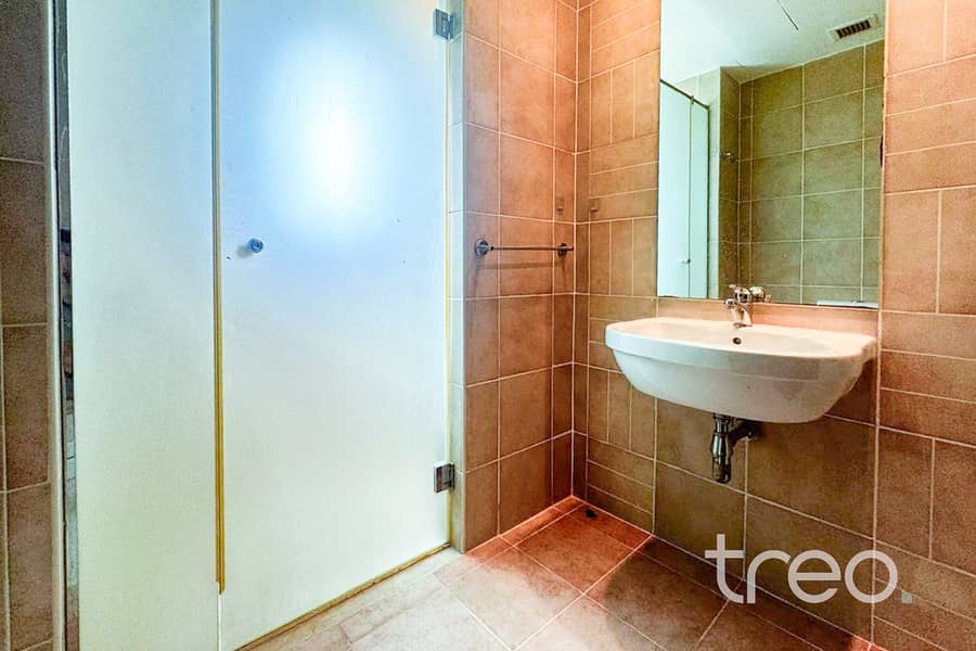 Large Plot | Beautiful Villa | Vacant - Image 12