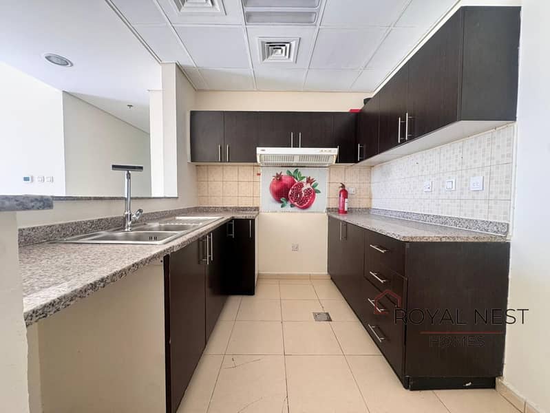 Vacant | With Balcony | Well Maintained - Image 6