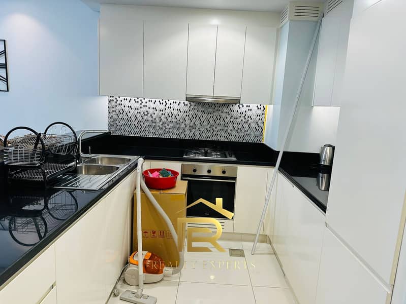 BURJ VIEW /LARGE LAYOUT /FULLY FURNISHED /NEXT TO METRO /DUBAI MALL - Image 6