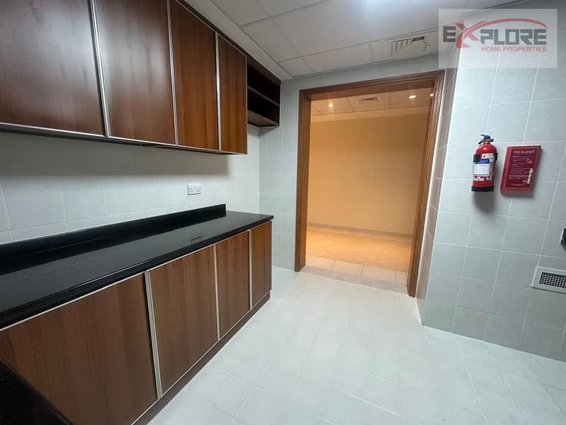 Burj Khalifa View:Near Metro:Spacious:Laundry Room:Gym,Pool