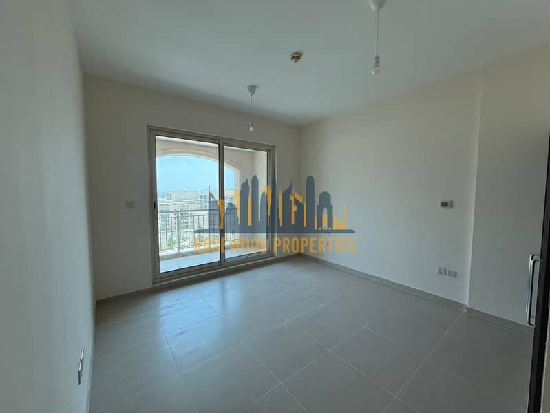 WELL MAINTAINED | POOL AND LAKE VIEW | VACANT - Image 11