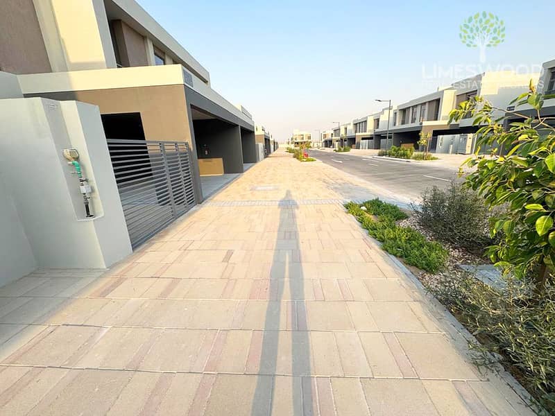 Modern 4BR Villa | with Kitchen Appliances - Image 9