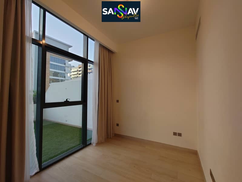 Huge Spacious luxurious ac free with all amenities free fully furnished