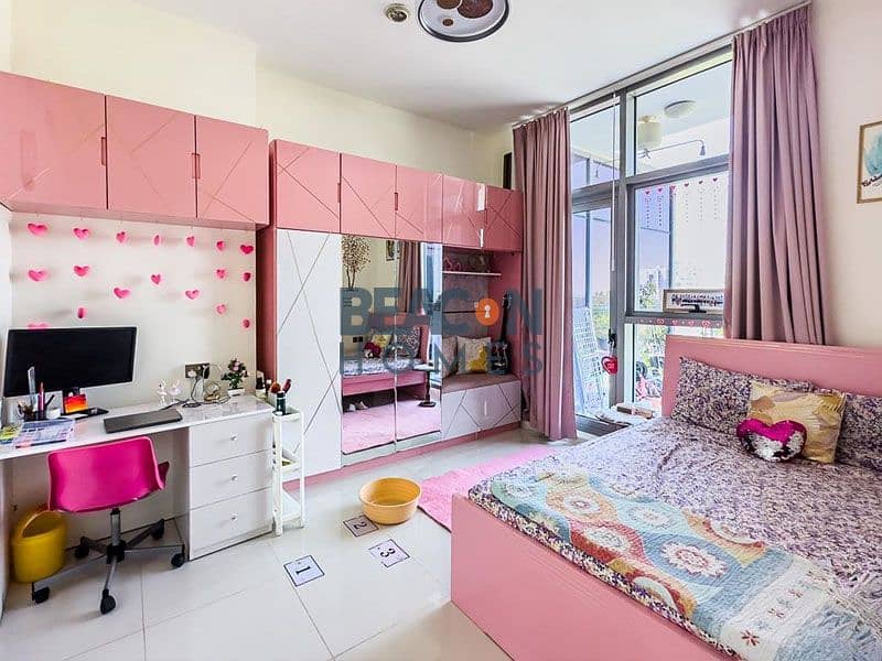 Prime Location |Ready To Move In | Full Golf View - Image 9