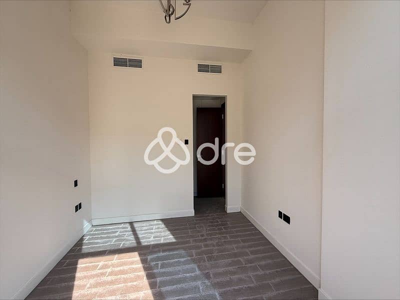 Mid-Unit | Ready to Move In | Best Price - Image 11