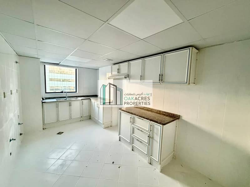 Spacious 3 BHK with Maids Family Sharing allowed