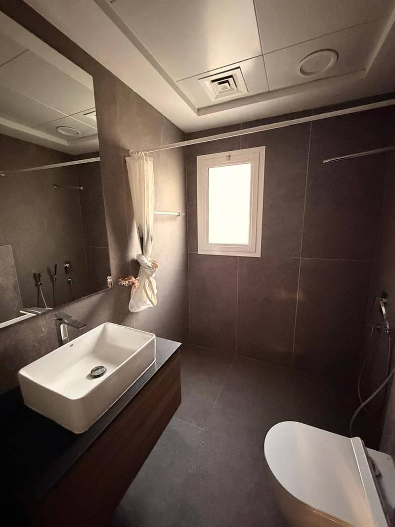 Upgraded | 6 Bedroom | Vacant - Image 16