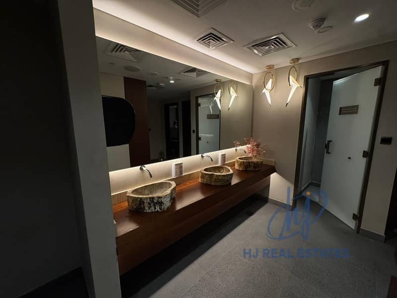 Elegant Sea-View Apartment in Dolphin Tower - Image 8