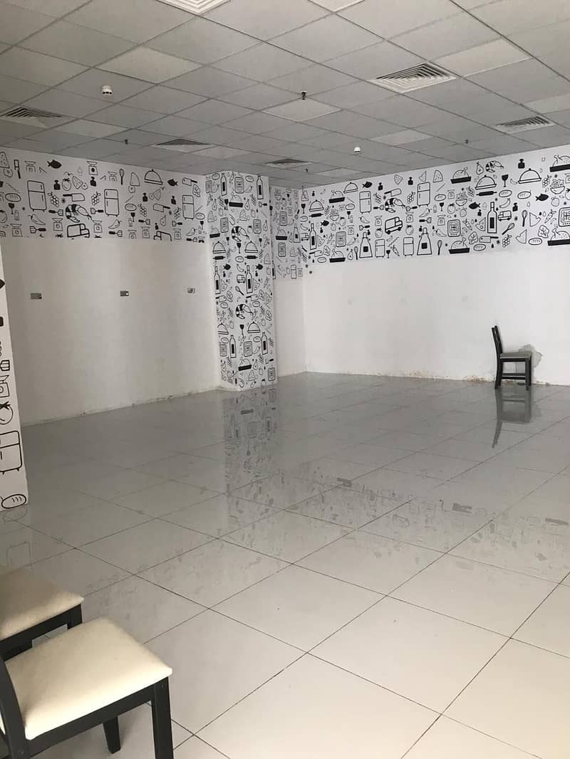 Show for rent in Prime location adjacent to metro Oud Metha.