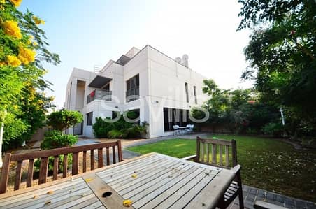 Corner 6 BR semi-detached villa with garden Corner 6 BR semi-detached villa with garden