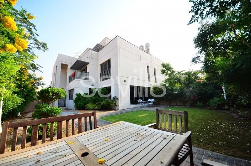 Corner 6 BR semi-detached villa with garden Corner 6 BR semi-detached villa with garden