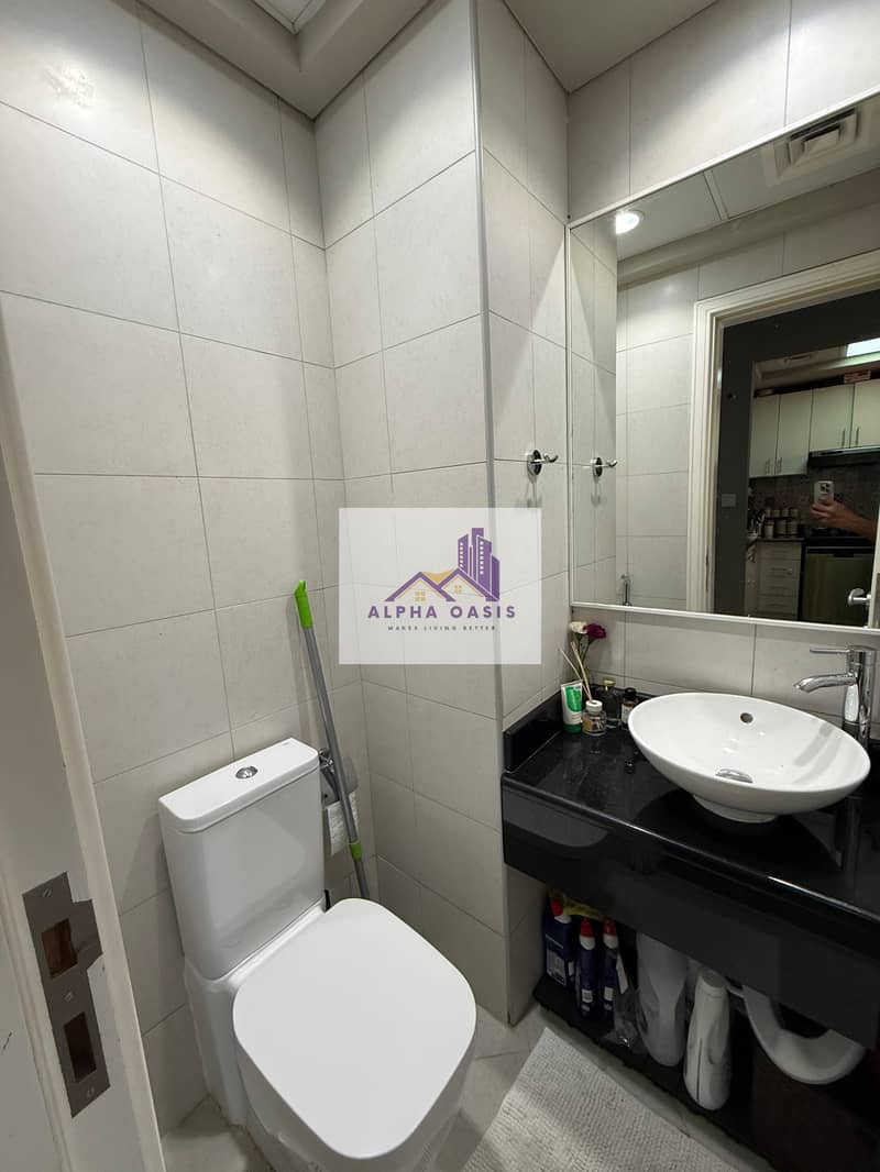 Upgraded/ Vacant/ With Study Room/ Prime Location