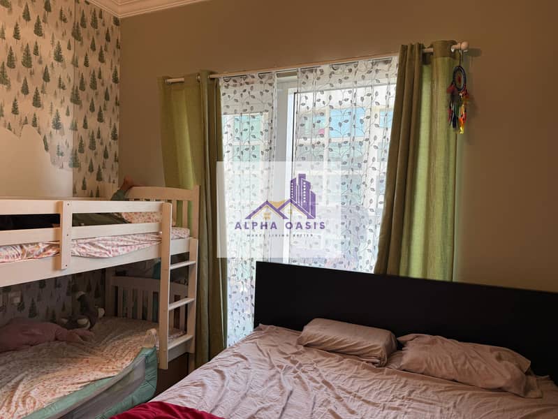 Upgraded/ Vacant/ With Study Room/ Prime Location