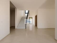 فيلا واسعة مكونة من 5 غرف نوم مع غرفة خادمة