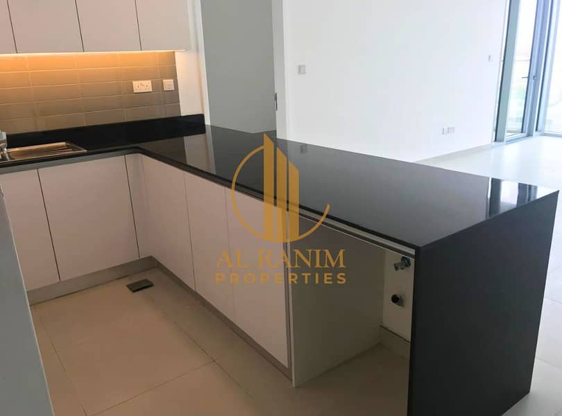 SPACIOUS | NEXT TO PARK | OPEN KITCHEN