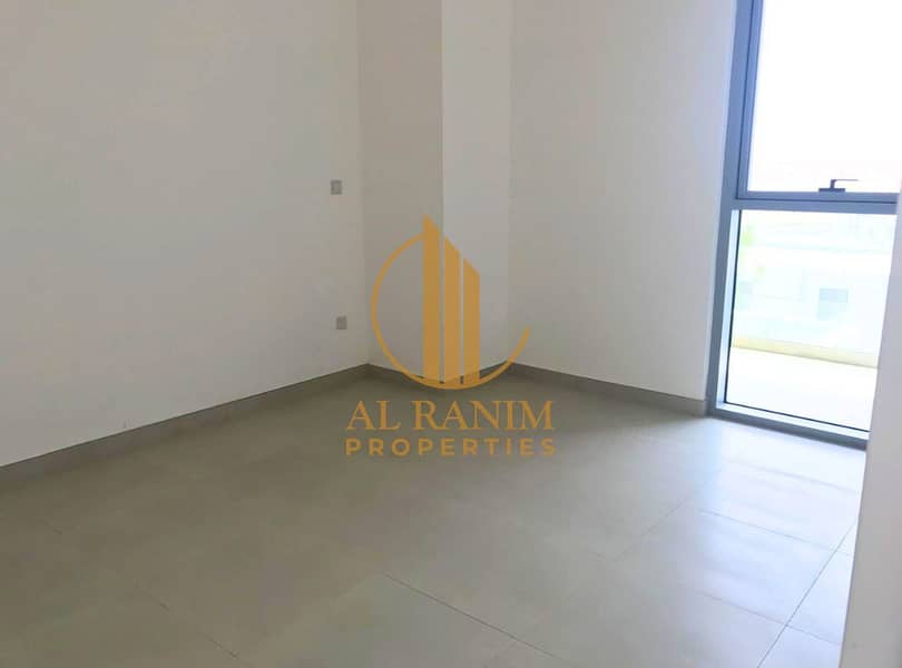 SPACIOUS | NEXT TO PARK | OPEN KITCHEN - Image 8