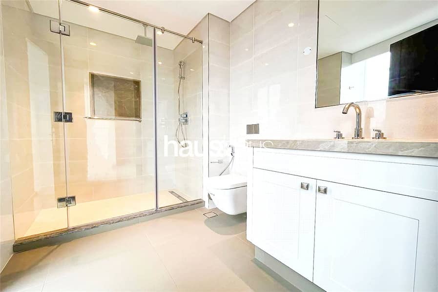 Partial Fountain | Corner Unit | Walk In Closet - Image 16