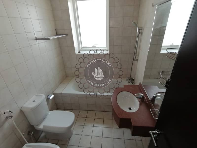 SPACIUS| MID FLOOR UNFURNISHED lake view - Image 13