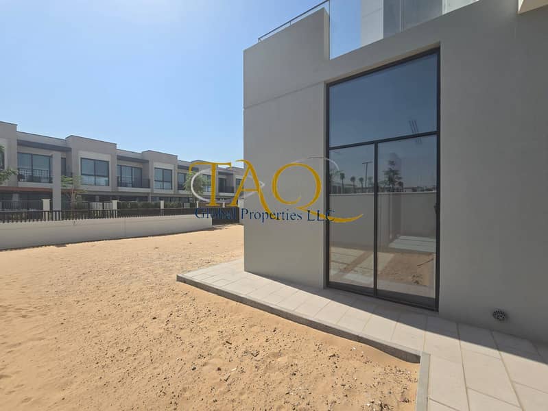 Huge Plot 4 Bed Room | Town House - Close to Entry & Exit