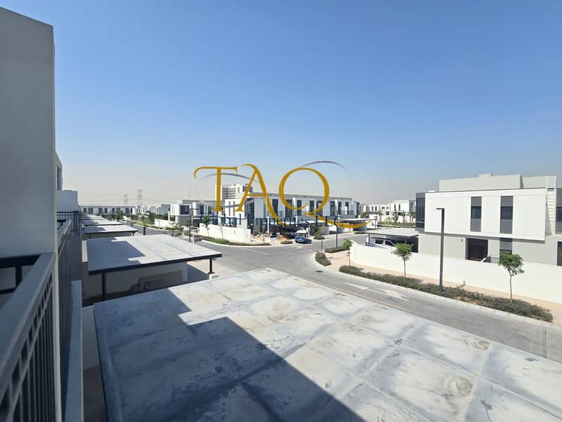 Huge Plot 4 Bed Room | Town House - Close to Entry & Exit