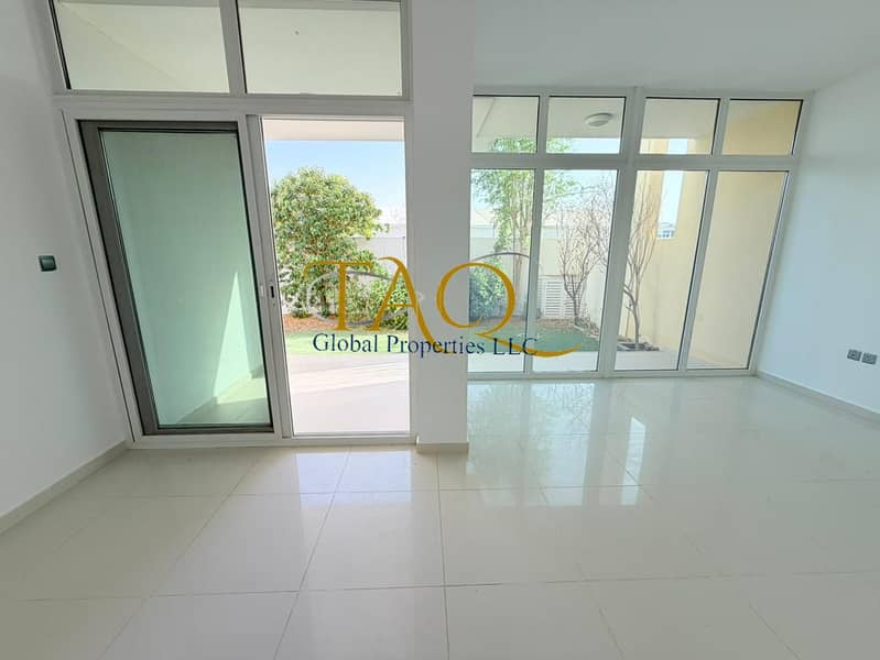 3BR CORNER | SINGLE ROW | UN-FURNISHED |