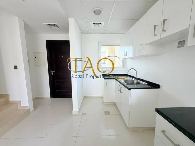 3BR CORNER | SINGLE ROW | UN-FURNISHED |