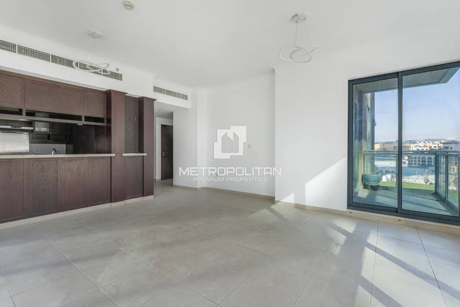 Vacant | Fountain View | Spacious Layout