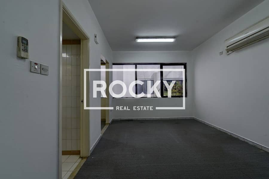 Studio with Parking | Prime Location - Image 6