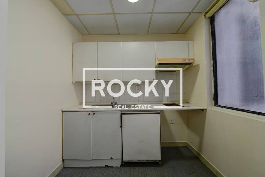 Studio with Parking | Prime Location - Image 7