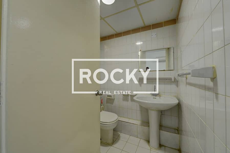 Studio with Parking | Prime Location - Image 8