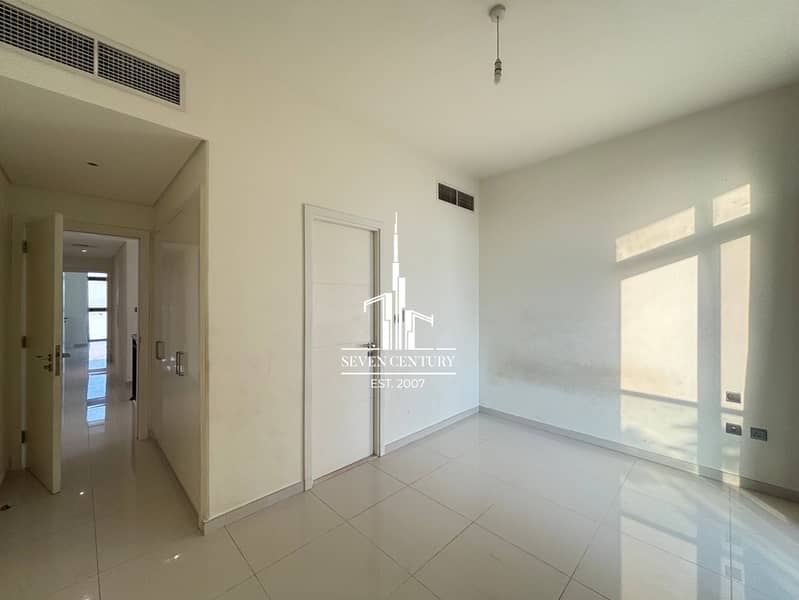 Spacious Layout | Closed Kitchen | Vacant