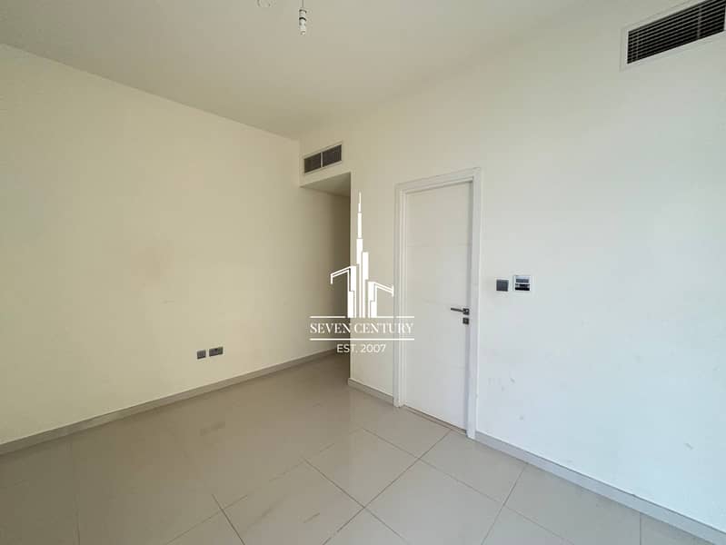 Spacious Layout | Closed Kitchen | Vacant - Image 7