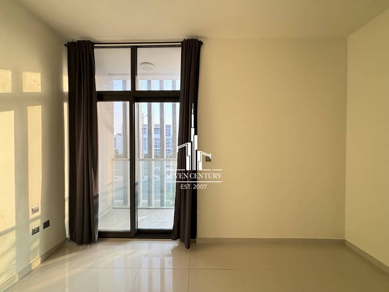 Spacious Layout | Closed Kitchen | Vacant - Image 10