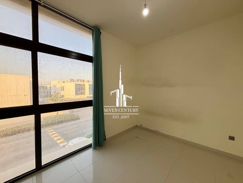 Spacious Layout | Closed Kitchen | Vacant - Image 15