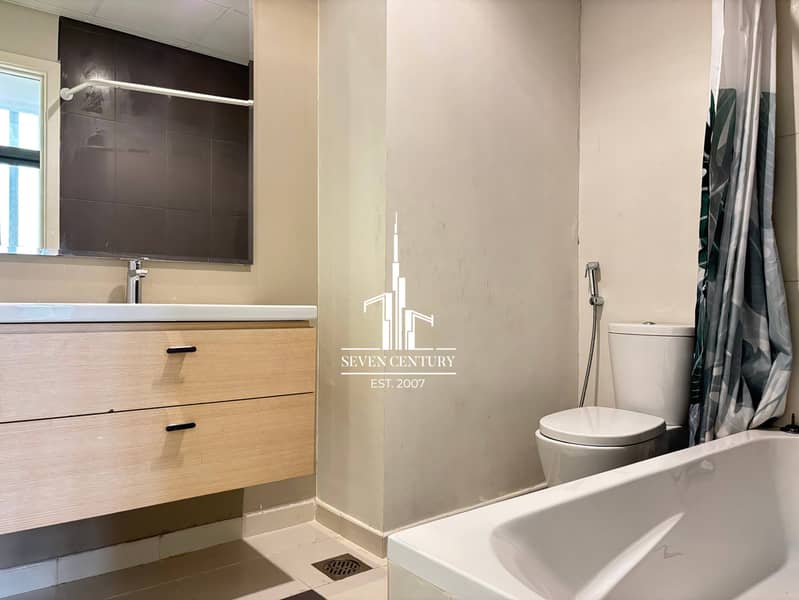 Spacious Layout | Closed Kitchen | Vacant - Image 17