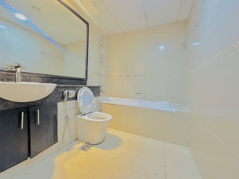 3 BEDROOM+MAID ROOM / BALCONY / VACANT NOW