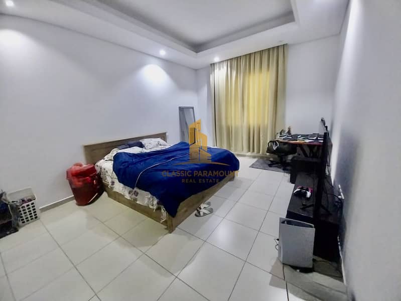 Elegant 6 BHK Villa Unmatched Luxury & Space