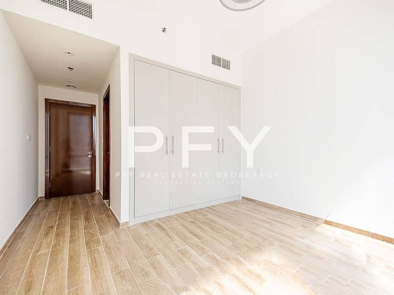 Vacant | High floor | Pool View | Prime Location - Image 7