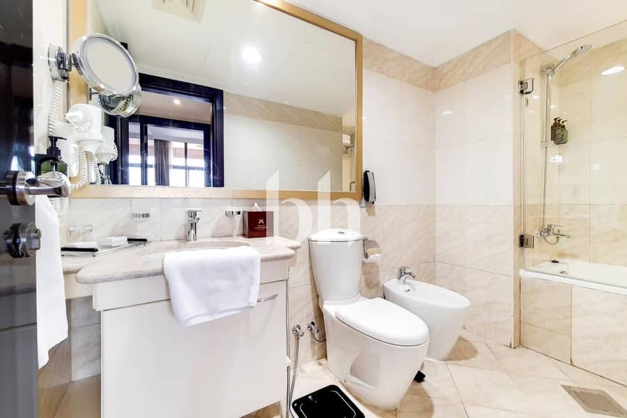 4 Cheqs |Walk to Metro|Sea View |Service Hotel