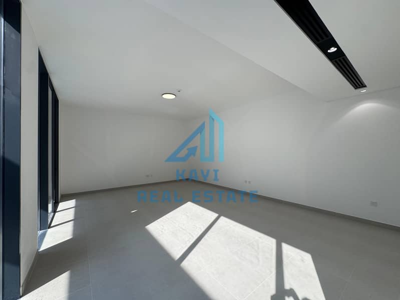 Lavish 5BR Villa | Landscaped Garden || Private Pool || Majlis - Image 14