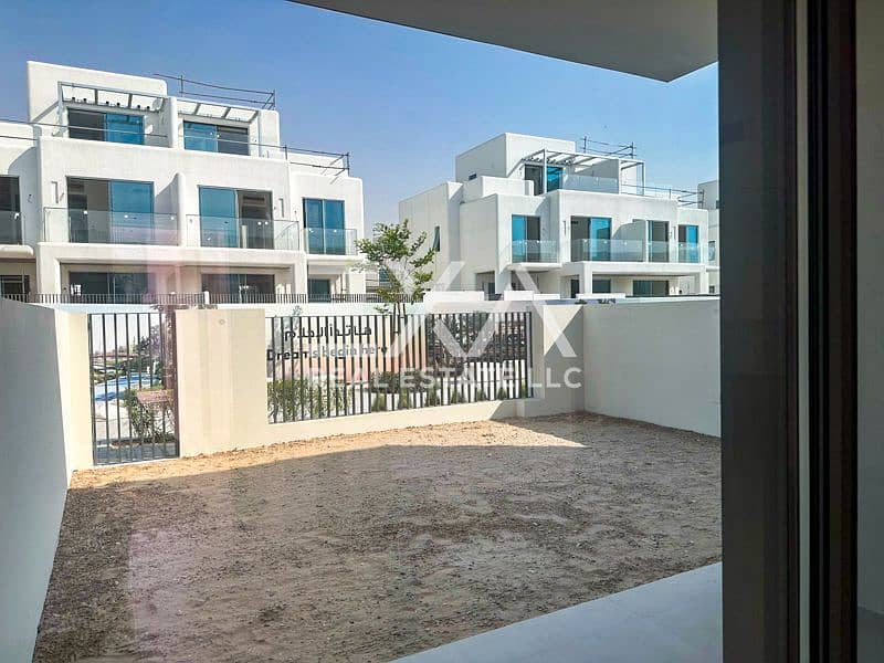 Single Row I Close to Clubhouse I Brand New