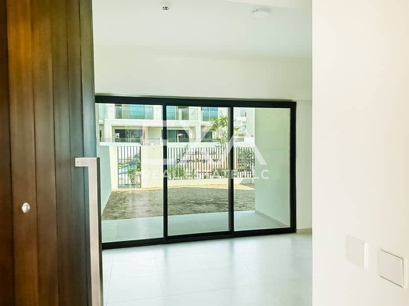 Single Row I Close to Clubhouse I Brand New