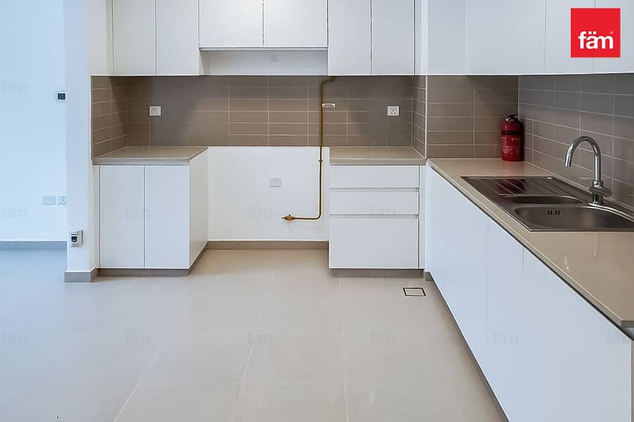 Premium Pool View | Vacant on Transfer | Spacious - Image 7