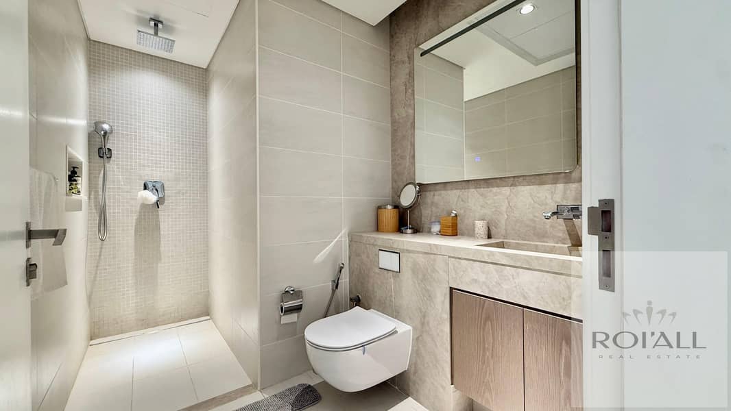 Panoramic Sea View // Burj View // Downtown View// Private beach - Image 14