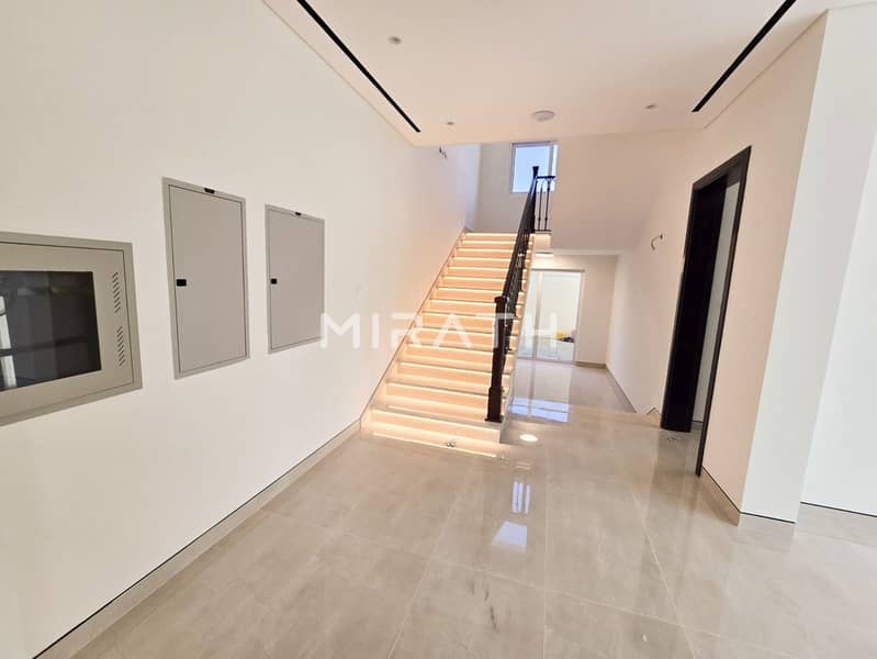 Well-maintaned Villa |Classic Design |Lush Garden - Image 8