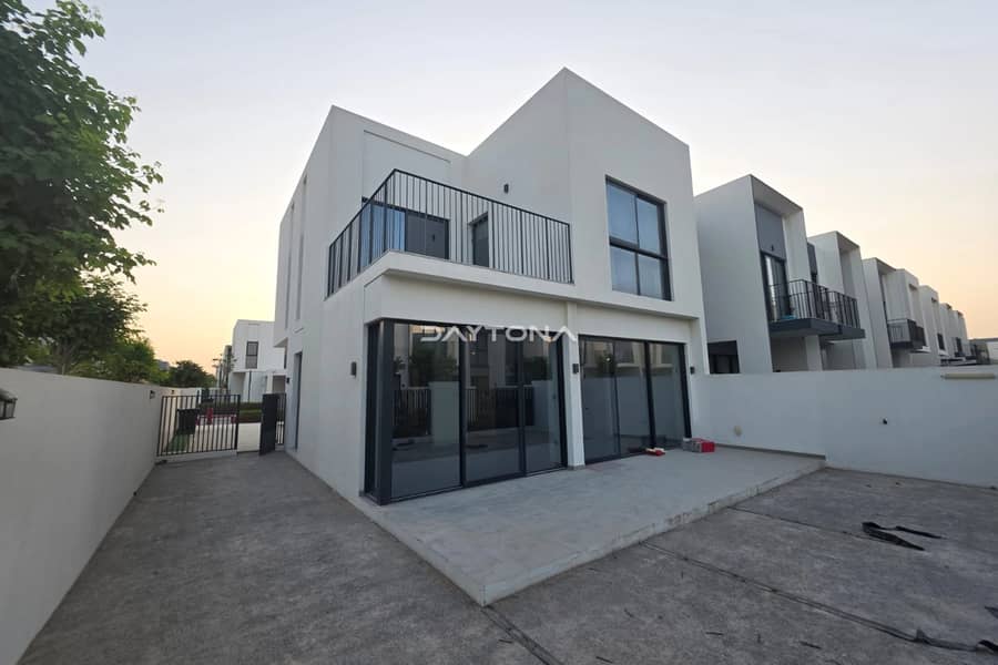 SINGLE ROW | CORNER TOWNHOUSE | HUGE BALCONY