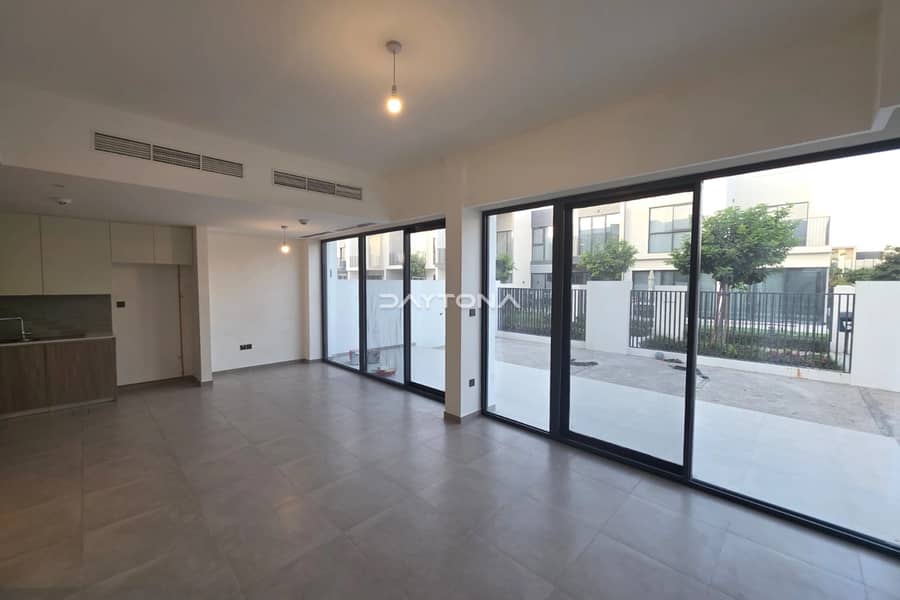 SINGLE ROW | CORNER TOWNHOUSE | HUGE BALCONY - Image 8