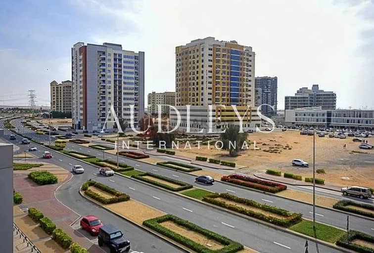 Spacious Layout | Community Views | Vacant - Image 10