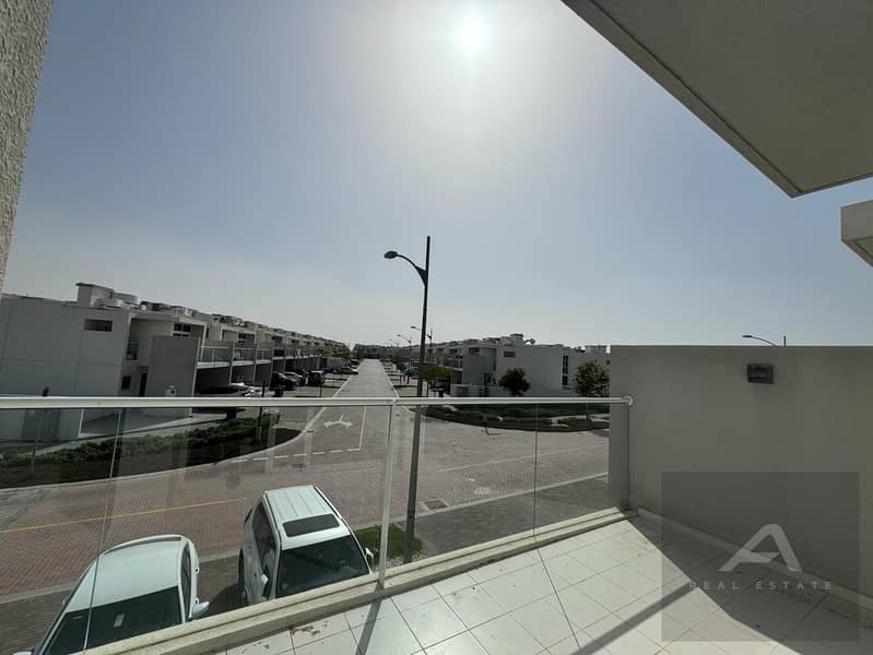 FULLY FURNISHED TOWNHOUSE | 3 BED+3 BATH | SPACIOUS LAY OUT | VACANT